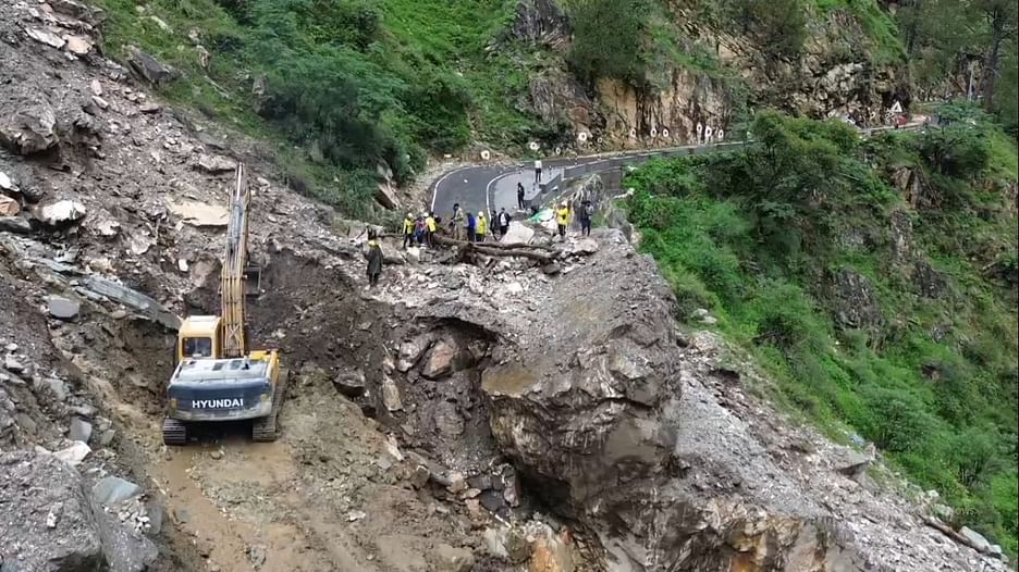 उत्तराखंड में ऋषिकेश-यमुनोत्री राष्ट्रीय राजमार्ग तीन दिन बाद भी नहीं खुला, बारिश के बाद मलबा आने से 111 सड़कें बंद।