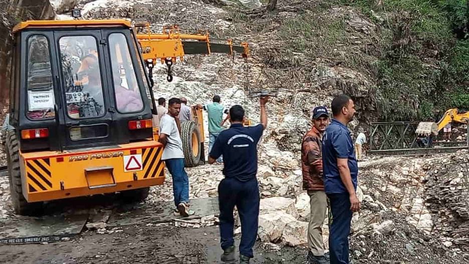 उत्तराखंड में ऋषिकेश-यमुनोत्री हाईवे सहित 67 सड़कें बंद, ओजरी के पास बैली ब्रिज का निर्माण कार्य जारी।