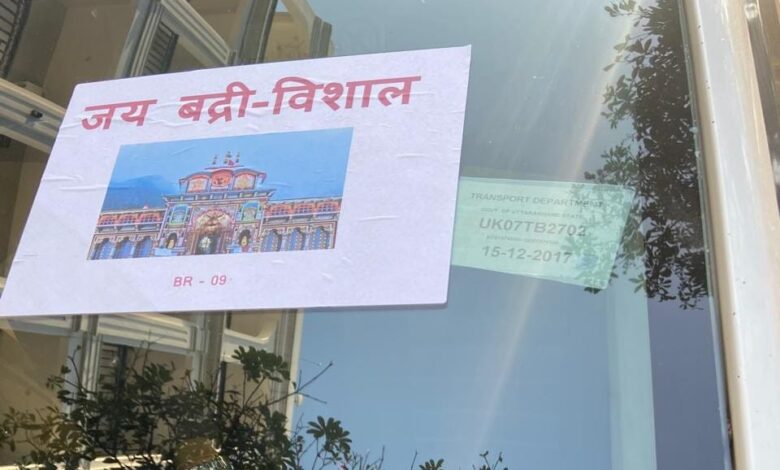 उत्तराखंड में आयकर टीम ‘भोलेनाथ का भक्त’ बनकर पहुंची राजधानी, 80 वाहनों पर लगाए जय बद्री विशाल के स्टिकर।