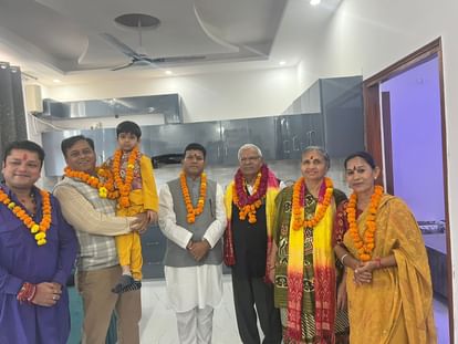 उत्तराखंड में पति संग ऋषिकेश पहुंचीं PM मोदी की बहन बसंती बेन, मठ-मंदिरों के दर्शन के बाद जाएंगी टिहरी झील।