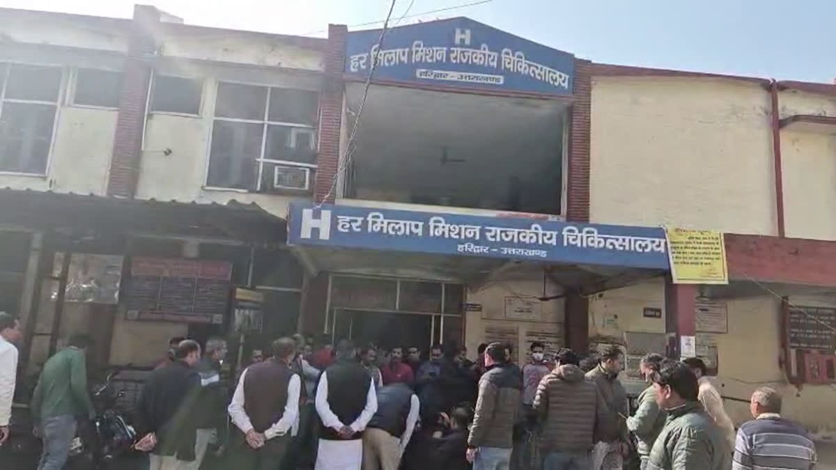 उत्तराखंड के हरिद्वार जिला अस्पताल की मोर्चरी में बड़ा मामला: शव को चूहों ने नोचा, परिजन भड़के।