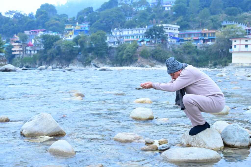 उत्तराखंड में आज सुबह सुबह सीएम धामी पहुंचे सरयू घाट, लोगो से संवाद भी किया।