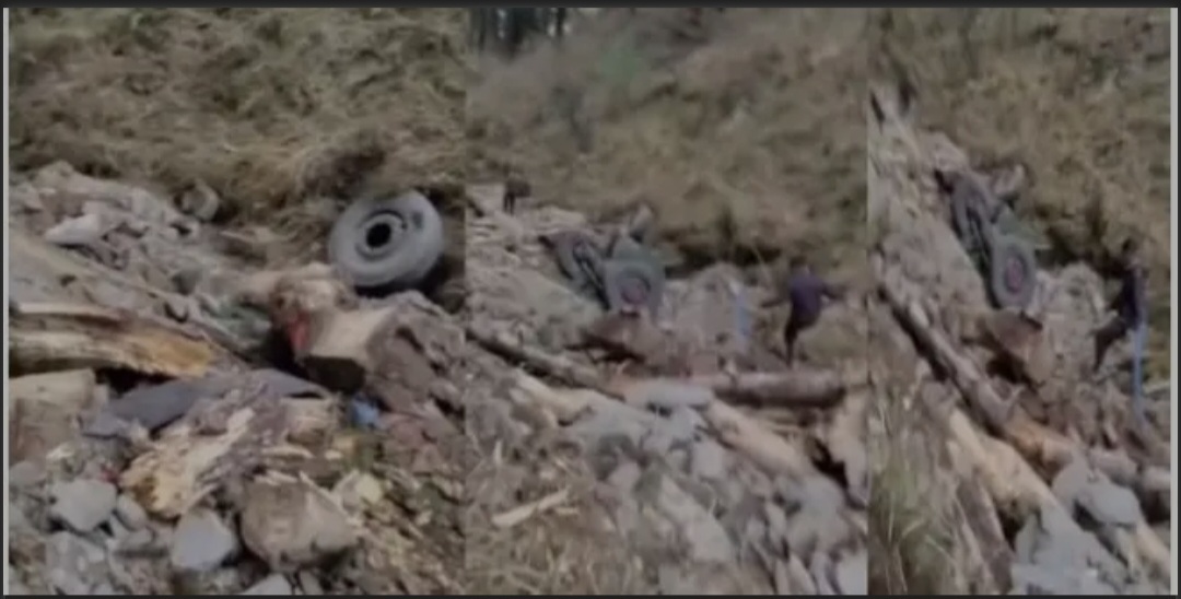 जम्मू-कश्मीर के डोडा में सेना का वाहन खाई में गिरा: 10 जवान शहीद, 11 घायल।