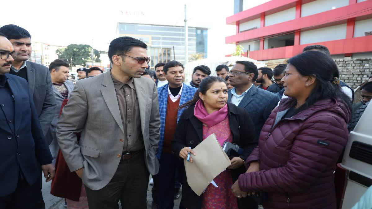 उत्तराखंड की राजधानी में लापरवाही पर डीएम का सख्त एक्शन, पिटकुल की रोड कटिंग पर रोक, एक्शन और ठेकेदार पर मुकदमा।