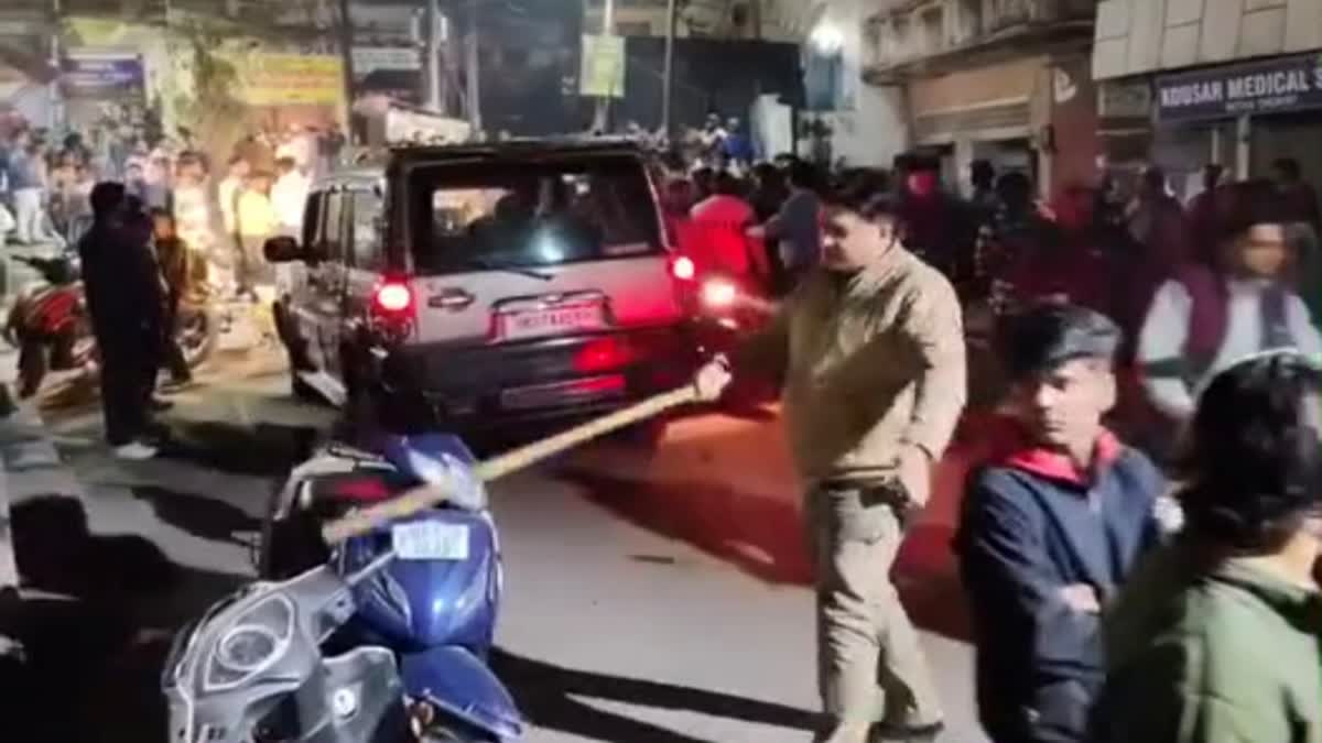 उत्तराखंड में यहाँ बच्चों की कहासुनी बनी संग्राम, घरों तक पहुंची लाठियां—पुलिस ने संभाला मोर्चा।