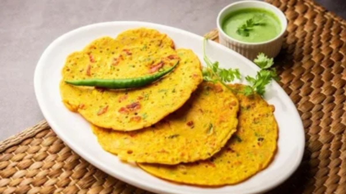 आईये आज बनाते है बेसन के घोल में डाल में थोड़ी सी ये सफेद चीज, मार्केट जैसा कुरकुरा चीला घर पर बनकर तैयार होगा।