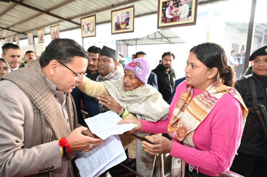 उत्तराखंड में यहाँ सुबह-सुबह लगा मुख्यमंत्री धामी का जनता दरबार, जनसमस्याएं सुनी।