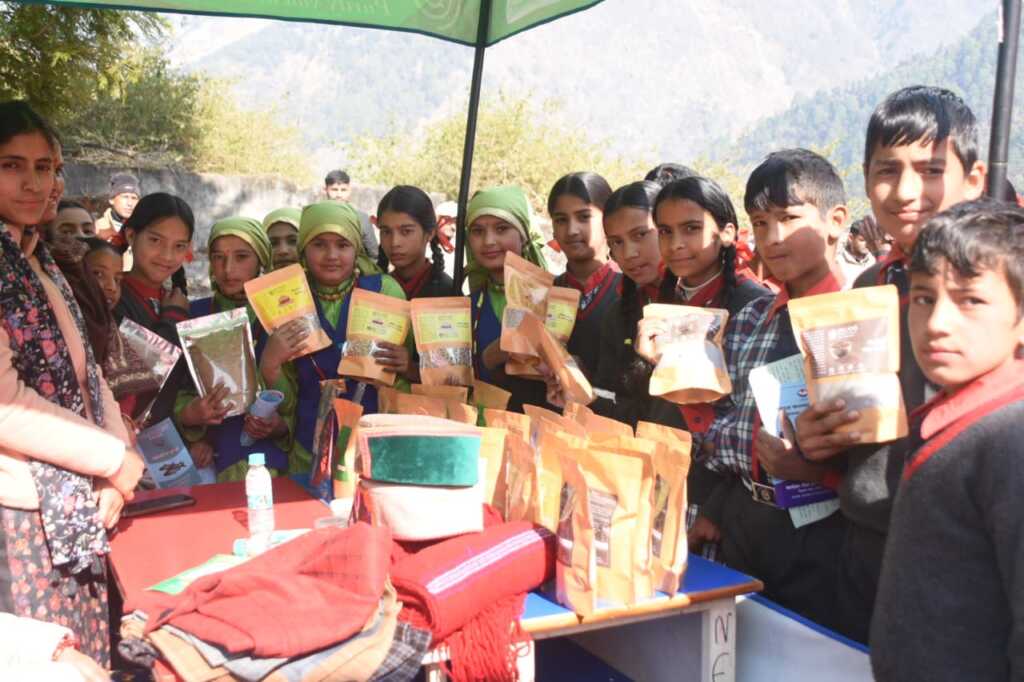 उत्तराखंड में विकासखण्ड भटवाड़ी की न्याय पंचायत बंद्राणी के जूनियर हाईस्कूल लाटा में आयोजित शिविर में उपजिलाधिकारी शालिनी नेगी ने सुनी जनसमस्या।