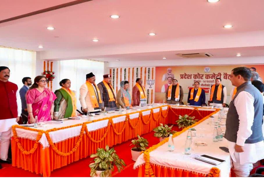 उत्तराखंड में प्रभारी गायब, नड्डा मौजूद—उत्तराखंड बीजेपी की बैठक ने बढ़ाया सियासी तापमान।