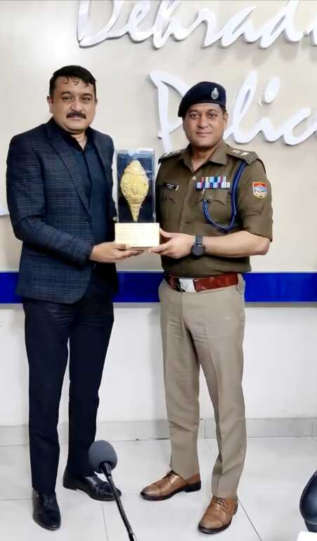 उत्तराखंड की राजधानी से एसटीएफ उत्तराखण्ड स्थानान्तरण होने पर वरिष्ठ पुलिस अधीक्षक अजय सिंह को दून पुलिस ने दी भावभीनी विदाई।