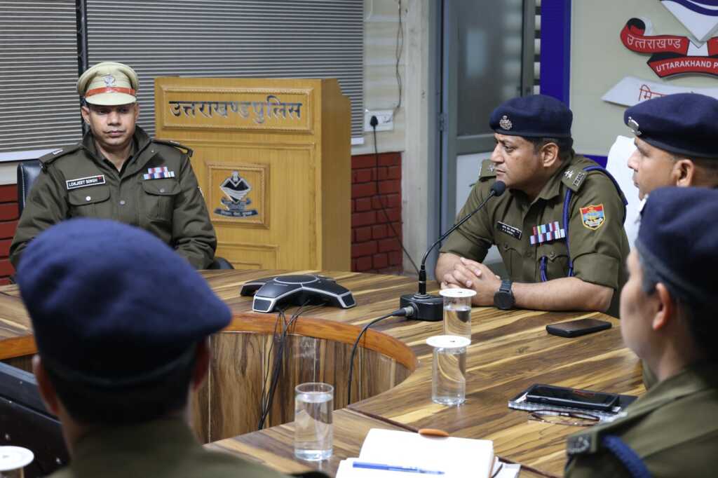उत्तराखंड की राजधानी में अपनी पहली बैठक पर ही कडक तेवर में दिखे एसएसपी डोबाल देहरादून।