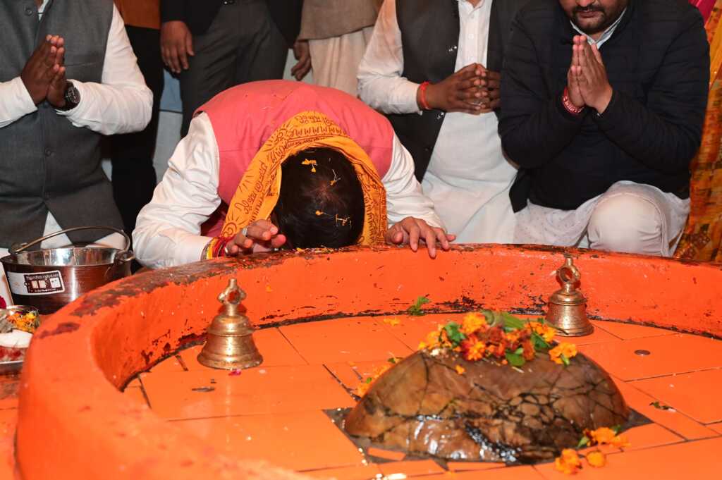 उत्तराखंड में मुख्यमंत्री धामी ने खटीमा के वनखंडी महादेव मन्दिर, चकरपुर में आयोजित महाशिवरात्रि मेले का फीता काटकर शुभारम्भ किया।