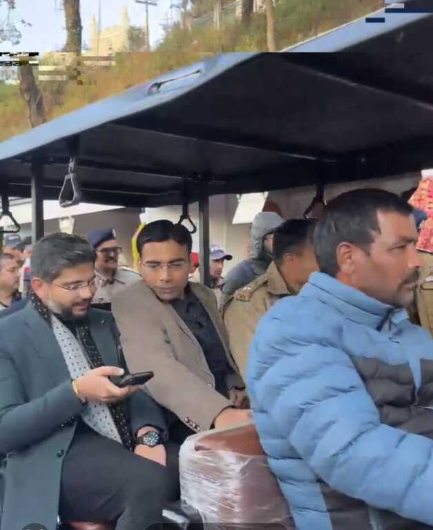 उत्तराखंड में माल रोड मसूरी पर अब दिखेंगी 54 गोल्फ कार्ट; हर 2 रिक्शे वालों के हवाले 1 गोल्फ कार्ट।