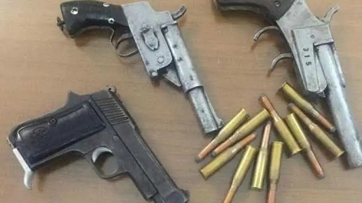 उत्तराखंड में सुप्रीम कोर्ट सुनवाई से पहले हथियारों का भंडाफोड़, बर्खास्त टीचर के घर से AK-47 का कारतूस बरामद।