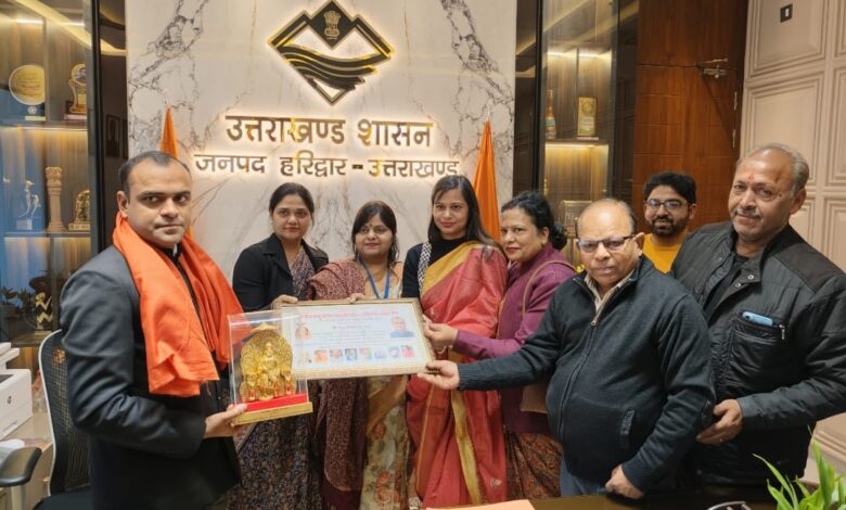 उत्तराखंड के हरिद्वार में श्री वैश्य समाज बंधु मध्य क्षेत्र ने किया जिलाधिकारी मयूर दीक्षित को सम्मानित।