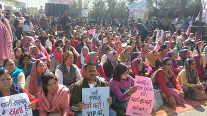 उत्तराखंड में महापंचायत पर उमड़ी भीड़, अंकिता भंडारी के माता पिता और पूर्व सीएम हरीश रावत भी पहुंचे।