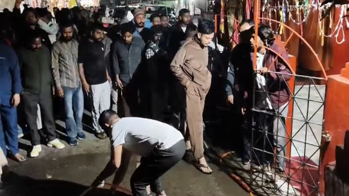 उत्तराखंड में यहाँ मंदिर के बाहर मिला मुर्गे का सिर, CCTV ने खोली पूरी सच्चाई।