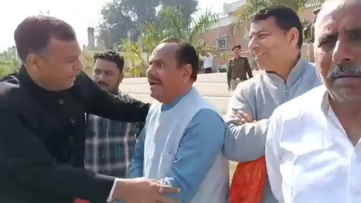 उत्तराखंड में मुख्यमंत्री धामी के पहुंचते ही हेलीपैड पर हंगामा, नेताओं ने वहीं खोल दी पोल।