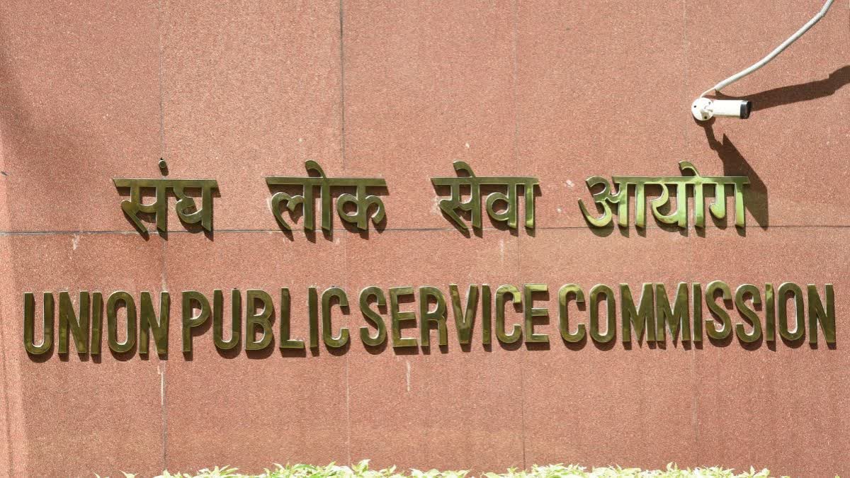 डॉक्टर से बने देश के टॉपर! UPSC 2025 में अनुज अग्निहोत्री ने मारी बाज़ी।