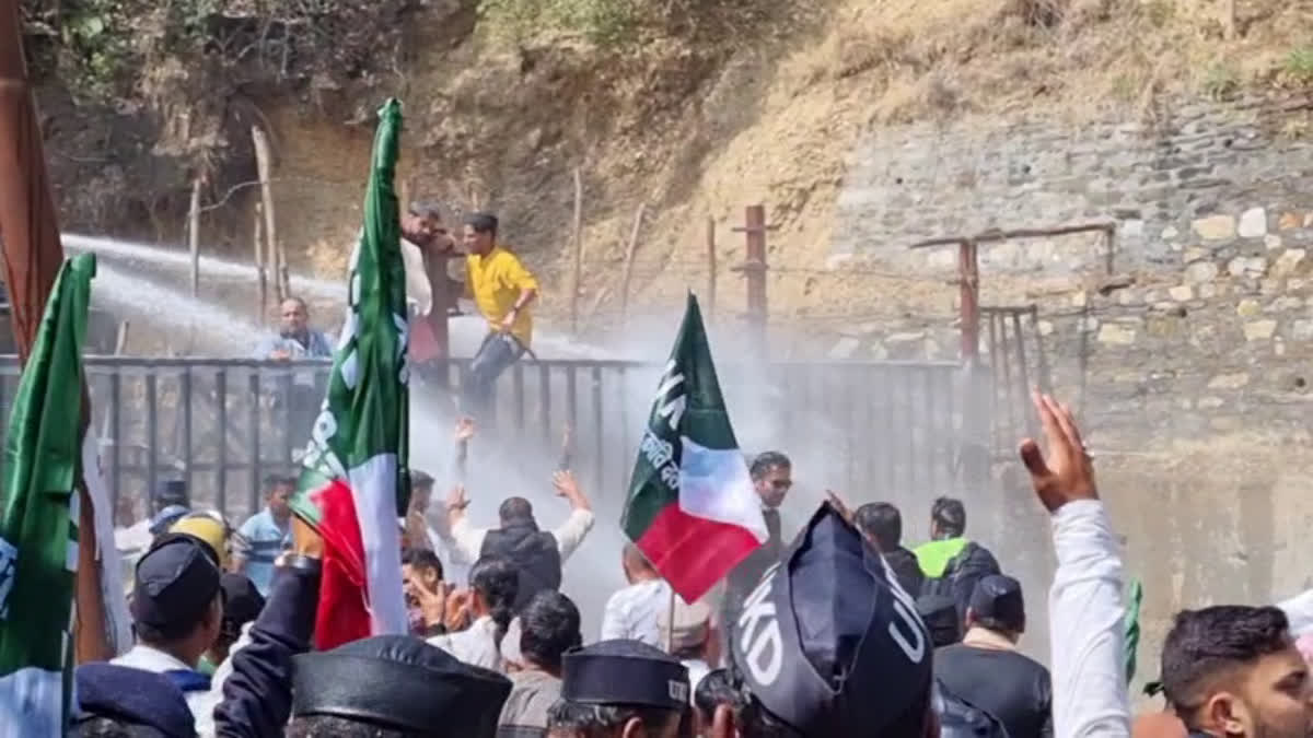 उत्तराखंड में विधानसभा के बाहर सियासी संग्राम, गैरसैंण में यूकेडी का हंगामा, सैकड़ों कार्यकर्ता गिरफ्तार।