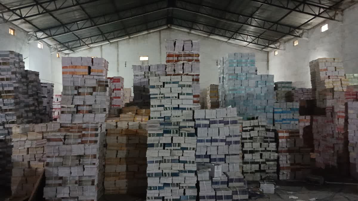 उत्तराखंड के रुद्रपुर में करोड़ों की NCERT किताबों का भंडाफोड़, गोदाम से भरा ट्रक भी जब्त।