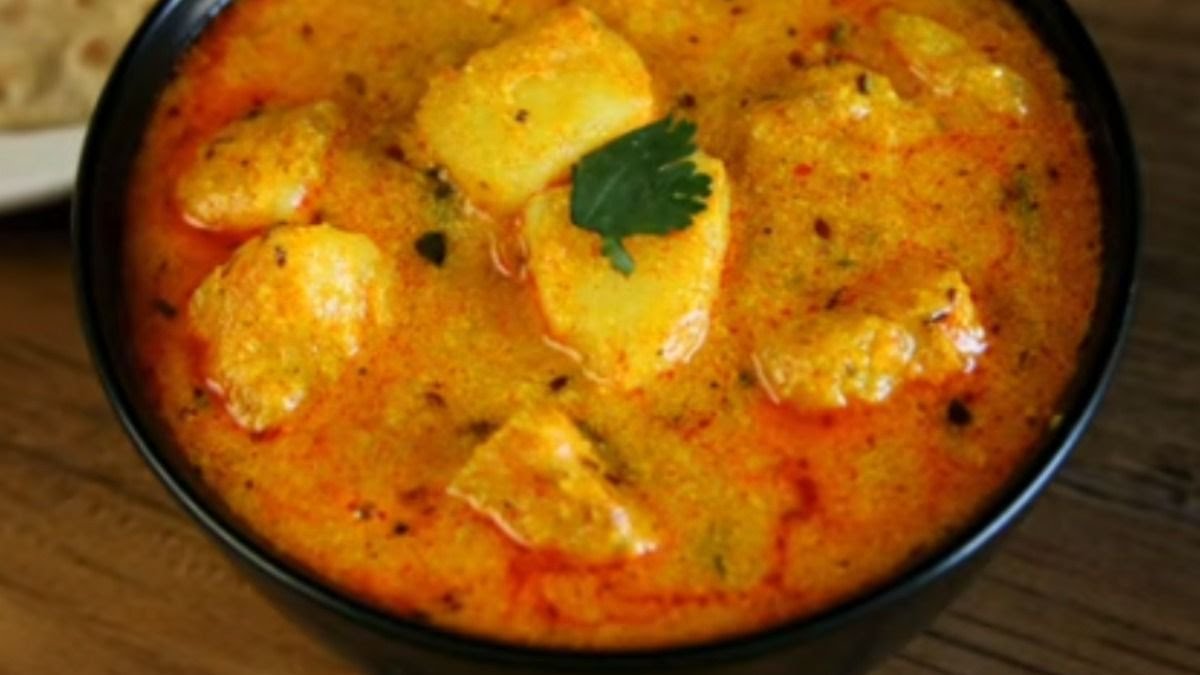 अगर घर में बच गई है खट्टी दही, इस तरह बना लें ये वाली दही-आलू रेसिपी।