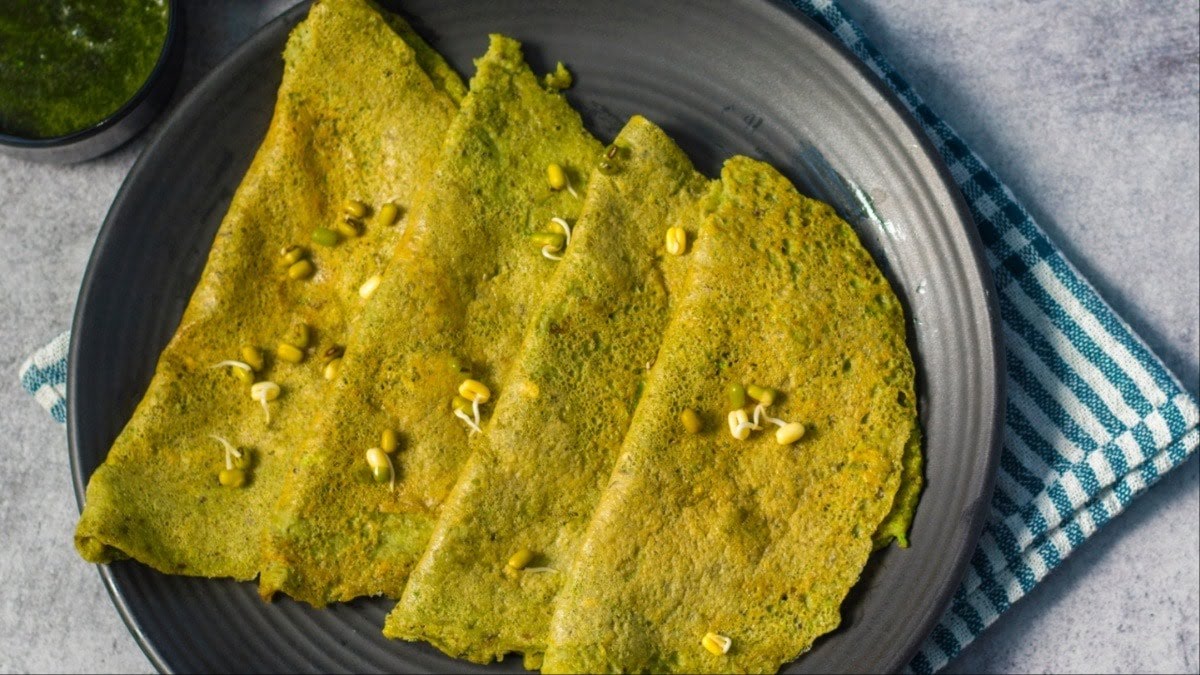 अगर आप रोज वही स्प्राउट्स खाकर हो गए हैं बोर, तो मिनटों में बनाएं चटपटा चीला, बनाना है बेहद आसान।