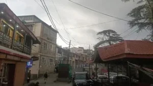 उत्तराखंड में देहरादून के चकराता में लुढ़का तापमान, मार्च के महीने में जनवरी जैसी ठंड का एहसास।