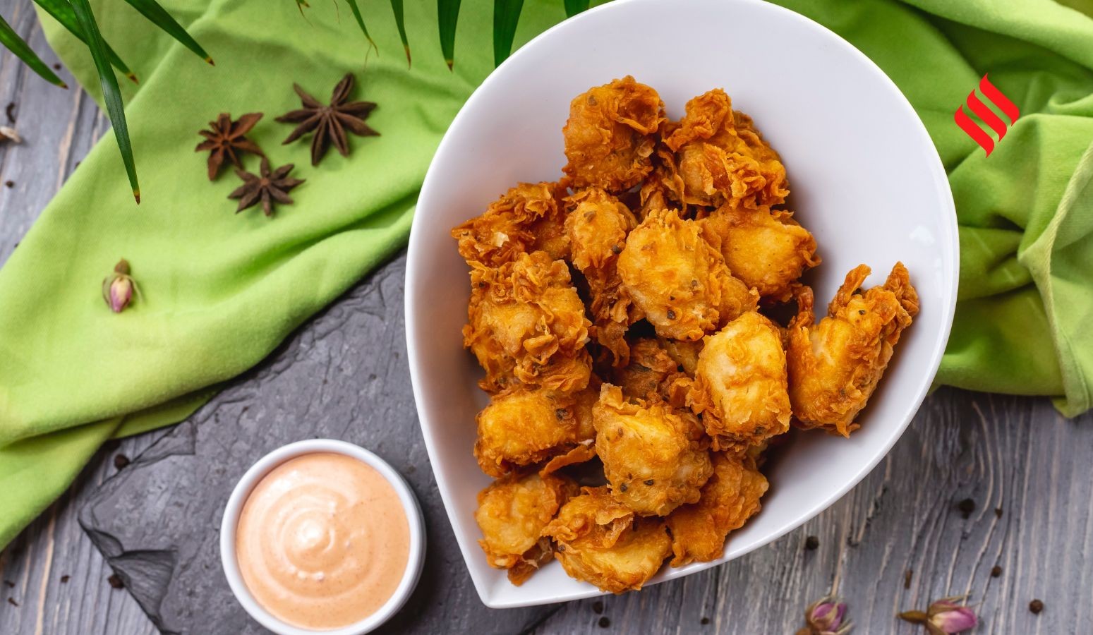 अगर आपका कुछ क्रिस्पी और हेल्दी खाने का है मन, तो ऐसे बनाएं कुरकुरे लौकी के पकौड़े।