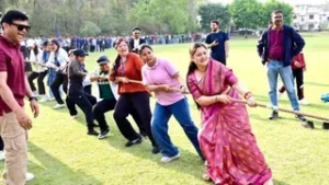 उत्तराखंड की राजधानी में गीता धामी ने रस्साकशी प्रतियोगिता में किया प्रतिभाग, छात्राओं का बढ़ाया उत्साह।