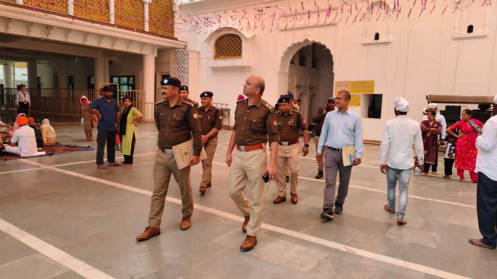 उत्तराखंड की राजधानी में एस०पी० सिटी देहरादून द्वारा झंडा मेला क्षेत्र का भ्रमण कर सुरक्षा व्यवस्था का लिया जायजा।