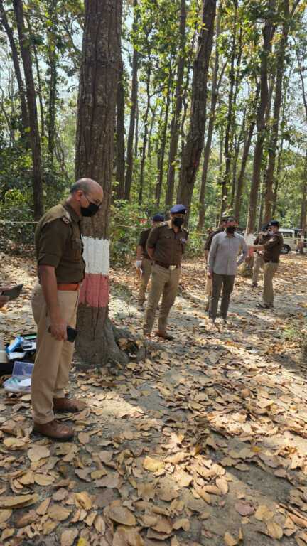 उत्तराखंड की राजधानी मे यहां बाला सुंदरी मंदिर के पास अंदर जंगल मे एक महिला का शव सडी गली अवस्था में पडा मिला।
