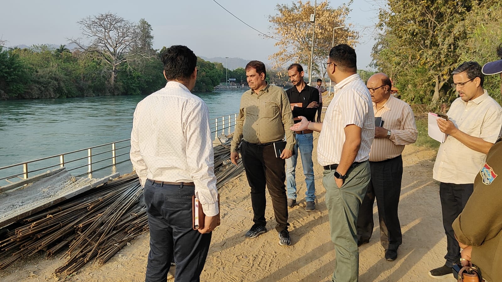 उत्तराखंड के हरिद्वार में अपर मेला अधिकारी ने कुंभ मेला की तैयारियों के तहत निर्माणाधीन घाटों का किया निरीक्षण।