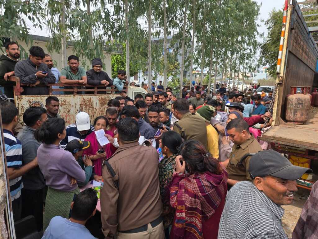 उत्तराखंड की राजधानी में जिला प्रशासन के आदेशों की अहवेलना; गैस एजेंसी के सिलेंडर जब्त, मुकदमा दर्ज।