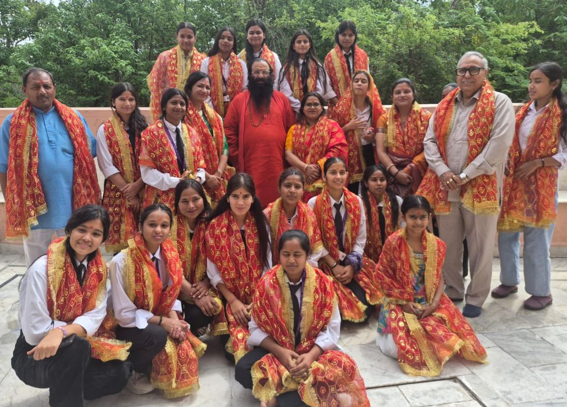 उत्तराखंड में हरिद्वार के एस.एम.जे.एन. पी.जी. कॉलेज में एनएसएस शिविर का भव्य समापन, महंत रवींद्र पुरी महाराज ने छात्राओं को दिया आशीर्वाद।