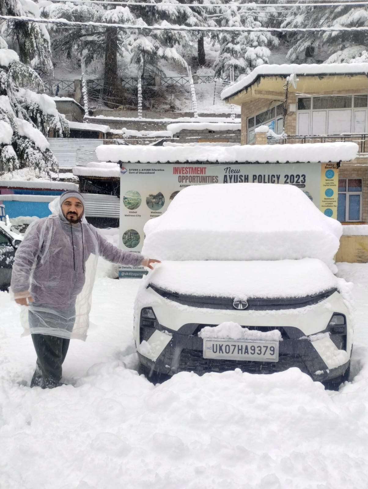 उत्तराखंड में आज बर्फ की चादर से ढकी वादियां, नज़ारे बने स्वर्ग, देखिये वीडियो।