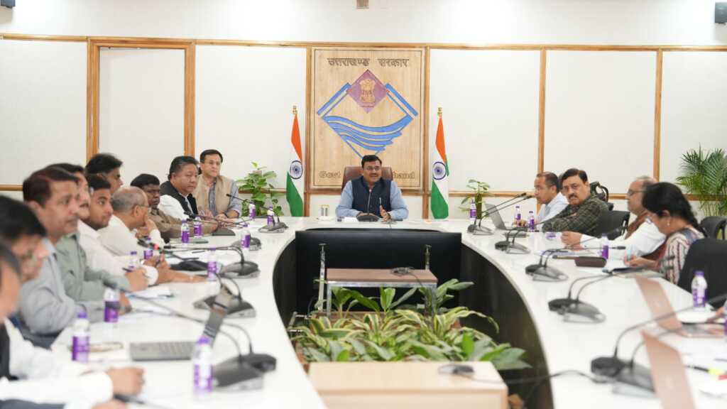 उत्तराखंड में गैस, ईंधन व आवश्यक वस्तुओं की पर्याप्त आपूर्ति सुनिश्चित, पैनिक होने की आवश्यकता नहीं :मुख्य सचिव।