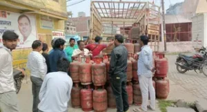 उत्तराखंड के हल्द्वानी में चार दिन से सिलेंडर नहीं मिला, पिता रहे भूखे और बच्चों को खिलाने पड़े चाऊमीन-मोमो।