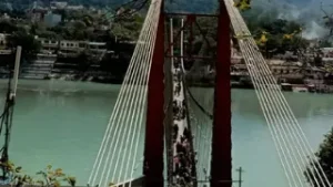 उत्तराखंड में ऋषिकेश के रामझूला पुल मरम्मत कार्य शुरू, हरिद्वार कुंभ से पहले दोपहिया वाहन फिर चलेंगे।