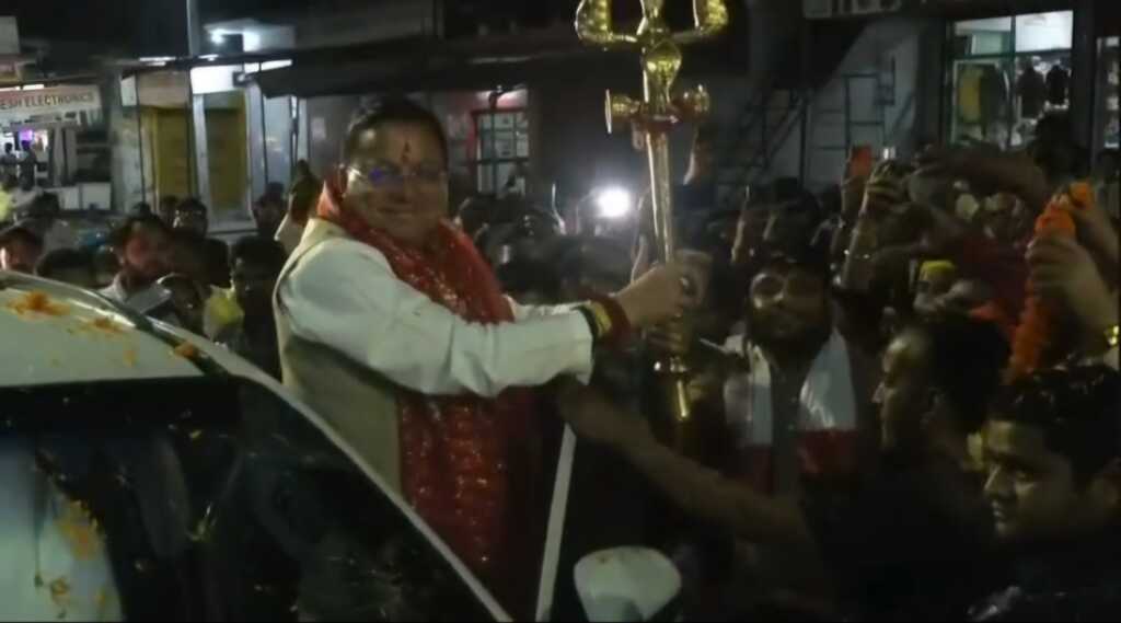 उत्तराखंड में यहाँ बुलडोजर से भी हुआ भव्य स्वागत, सड़कों पर उमड़ा जनसैलाब।