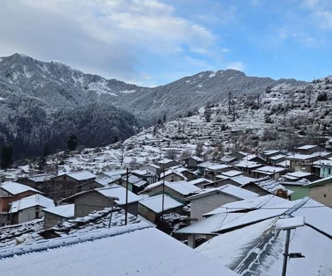 उत्तराखंड के चमोली में बर्फबारी से पर्यटकों और किसानों के चेहरे खिले, औली में फिर उमड़े सैलानी।