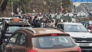 उत्तराखंड में मसूरी-देहरादून मार्ग पर 2 KM लंबा जाम, मसूरी पहुंचने में लगा 3 घंटे का समय।