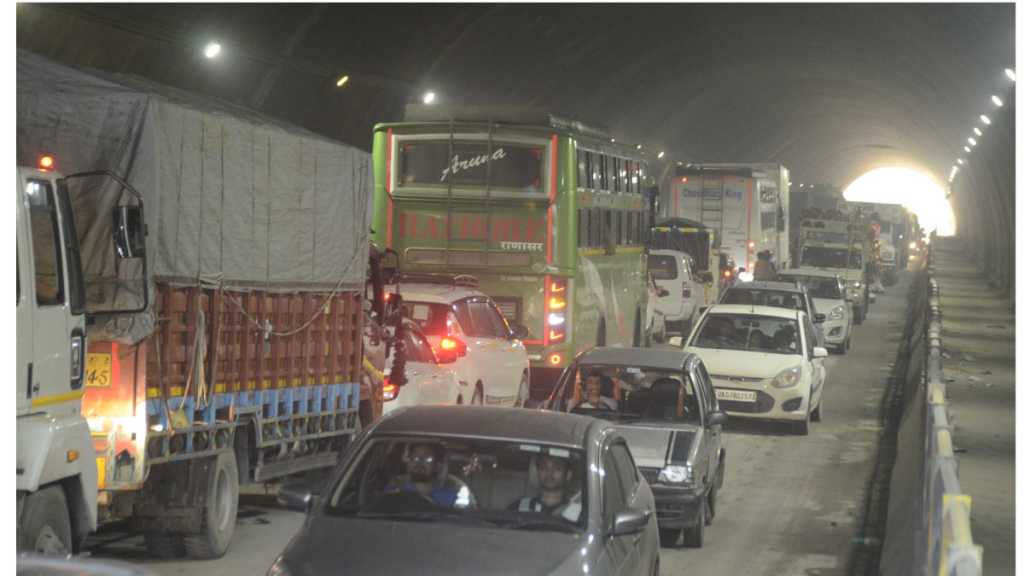 उत्तराखंड में यहाँ सड़क किनारे गाड़ी खड़ी करना पड़ेगा भारी, ट्रैफिक सिस्टम में बड़ा बदलाव।