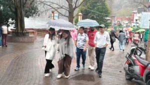 उत्तराखंड में कभी धूप तो कभी बारिश का उठा रहे लुत्फ, तीन दिन में 10 हजार से अधिक पर्यटक पहुंचे नैनीताल।