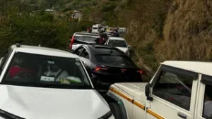 उत्तराखंड में वीकेंड पर चकराता में उमड़े पर्यटक, टाइगर फॉल मार्ग पर लगा जाम; पार्किंग बनी चुनौती।