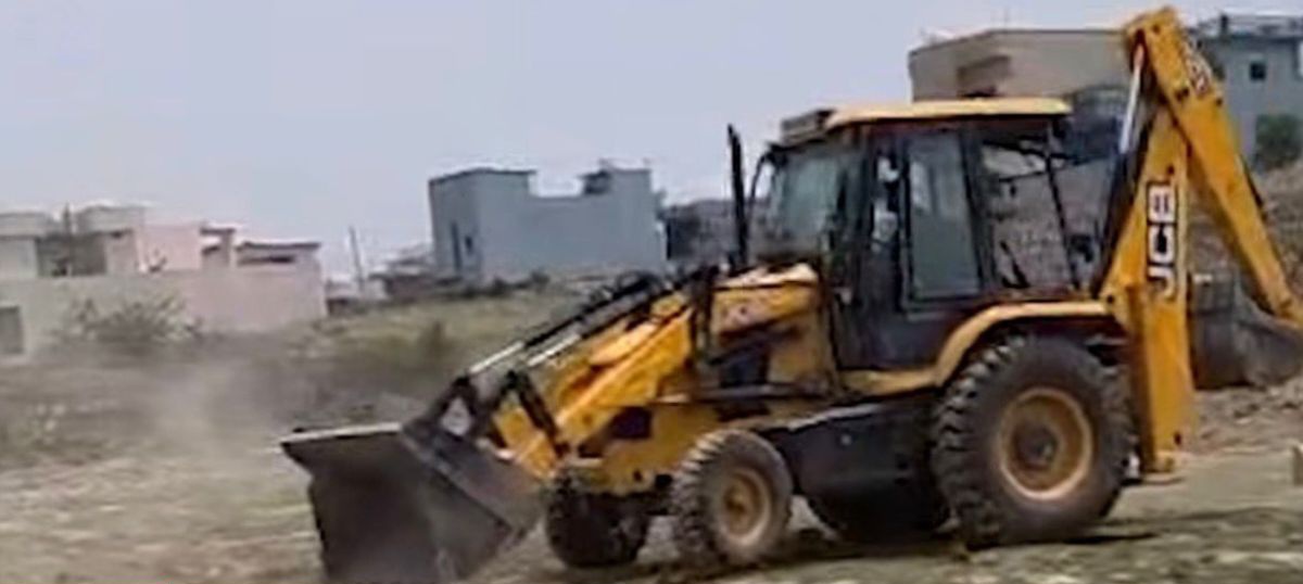 उत्तराखंड में यहाँ एक्शन: 10 बीघा में बसी अवैध कॉलोनी पर चला एमडीडीए का बुलडोजर।