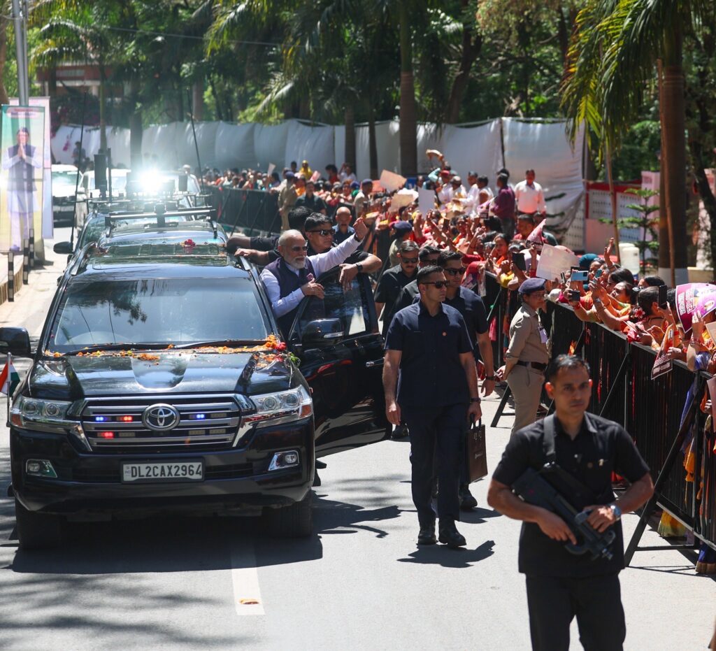 देवभूमि उत्तराखंड में प्रधानमंत्री मोदी का भव्य स्वागत, 12 किमी लंबे रोड शो में बड़ी संख्या में उमड़े लोग।