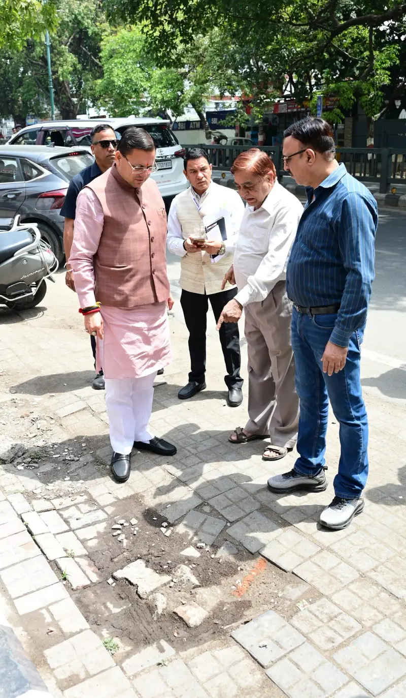 उत्तराखंड में सीएम हेल्पलाइन पर दर्ज शिकायत की पड़ताल करने खुद मौके पर पहुंचे सीएम धामी।