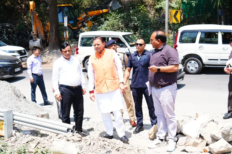 उत्तराखंड में मुख्यमंत्री धामी ने मसूरी रोड स्थित शिव मंदिर के निर्माणाधीन पुल का स्थलीय निरीक्षण किया।