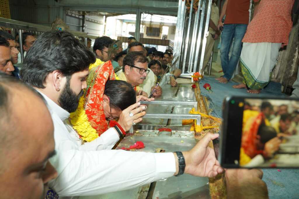 उत्तराखंड के मुख्यमंत्री धामी ने आज राजस्थान के सीकर जनपद में स्थित आस्था के प्रमुख केंद्र बाबा खाटू श्याम मंदिर पहुंचकर विधिवत दर्शन एवं पूजन किया।